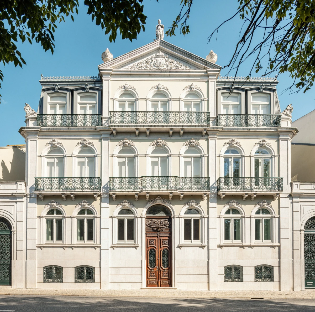 Facade of a classical palace where the house of this project is