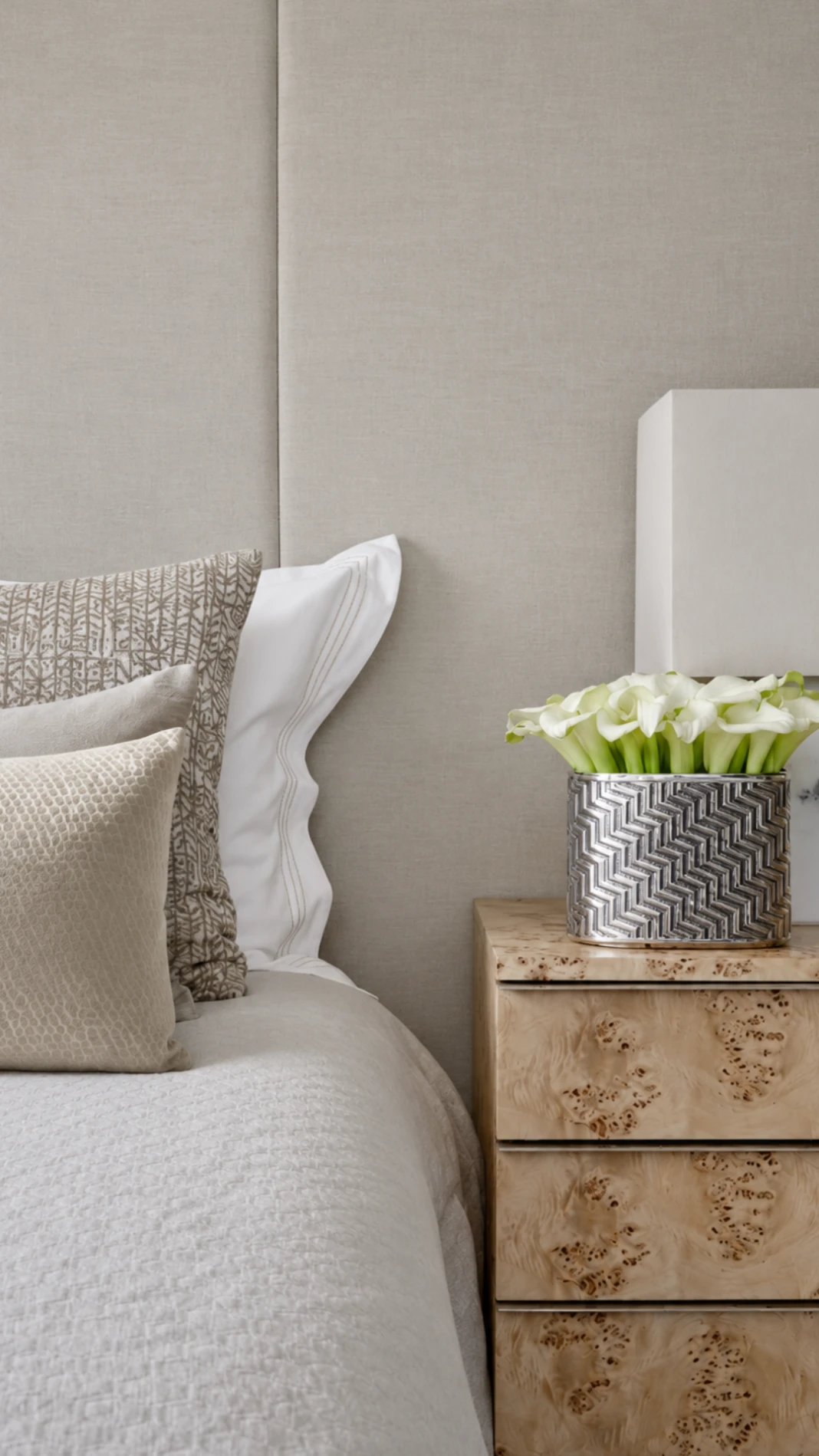 DECORATIVE CUSHION SILK PATTERN