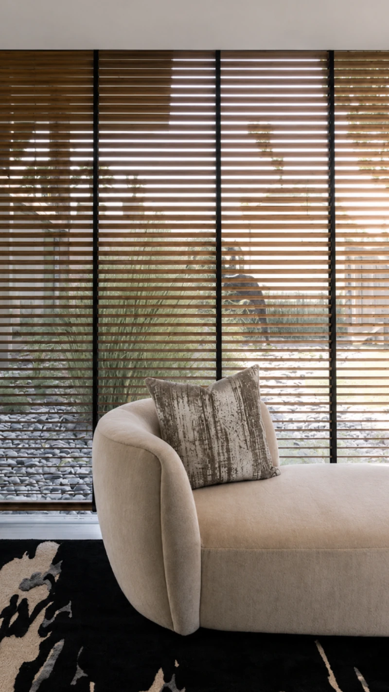 DECORATIVE CUSHION STRIPED PATTERN